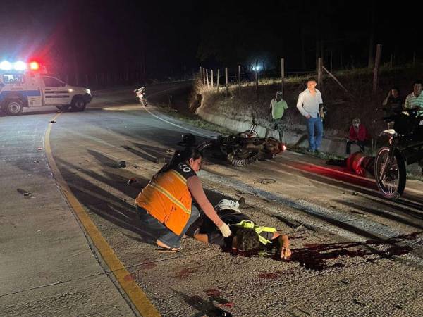 Las tres jovencitos quedaron tirados en el pavimento, a un lado de sus motocicletas, destruidas por el fuerte impacto.