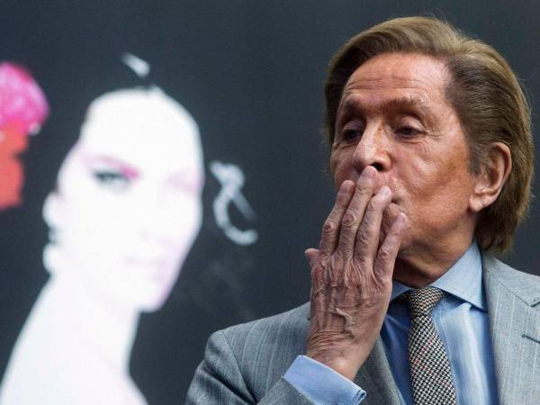 El rojo en el mundo de la moda tiene un nombre: el del diseñador italiano Valentino, fallecido este lunes en Roma a los 93 años.