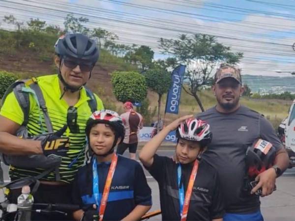 Cristian y Luis Zúniga completaron la categoría Cadete en la Vuelta Ciclística de EL HERALDO, acompañados de su padre, Aníbal Zúniga.