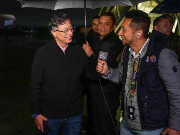 Fotografía cedida por la Presidencia de Colombia del presidente colombiano Gustavo Petro ofreciendo declaraciones este domingo, antes de viajar a EE.UU.