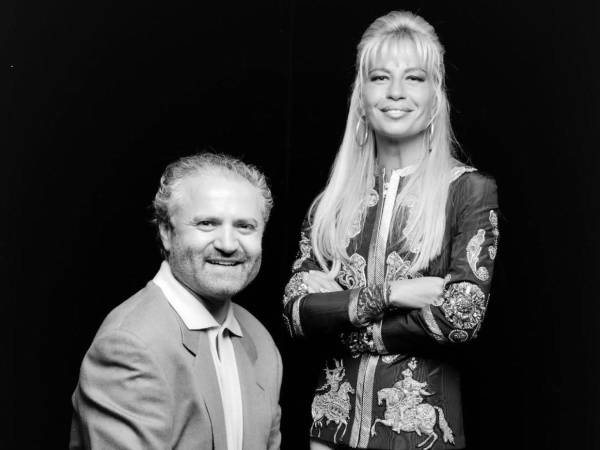 Donatella Versace dirige uno de los emporios de moda más famosos del mundo tras el asesinato de su hermano Gianni, de quien ella era musa. Este evento la llevó a obsesionarse con la belleza y con el objetivo de no envejecer, por lo que ha sido una fiel aleada de las cirugías estéticas, aunque ellas las ha negado.