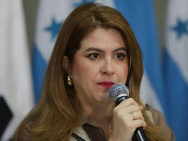 Cossette López calificó estas acusaciones como intentos de desprestigio personal, asegurando ella continúa desempeñando sus funciones con normalidad dentro del CNE.