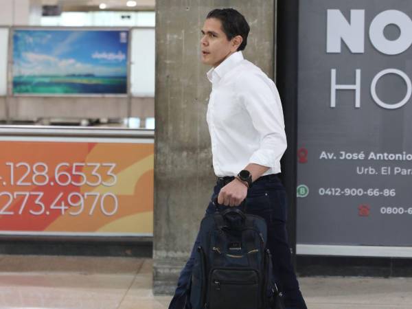 El opositor y exdiputado regional Lester Toledo, camina a su llegada a Venezuela este jueves.