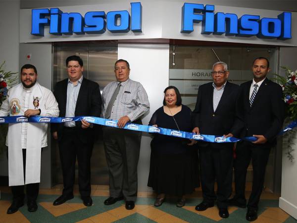 El corte de cinta marcó el inicio de operaciones de la nueva agencia de Financiera Solidaria - Finsol en la capital.