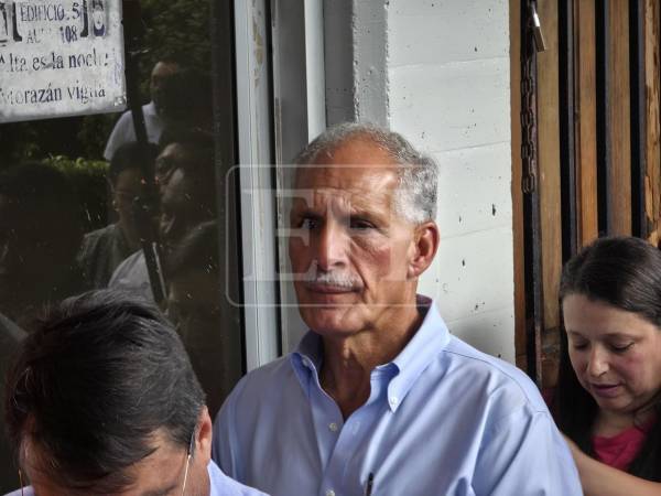 El presidenciable no aprovechó su turno preferencial y se quedó a hacer fila como todos.