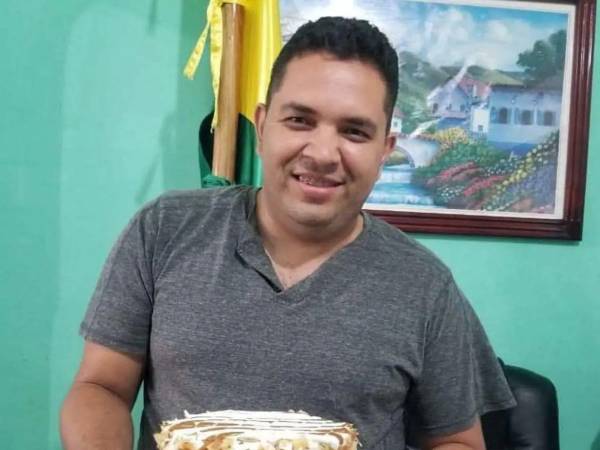Becker Abdiel Quiroz Méndez, quien laboraba como maestro en el Instituto Xiomara Castro, fue interceptado y atacado a balazos cuando se conducía en motocicleta por El Porvenir.