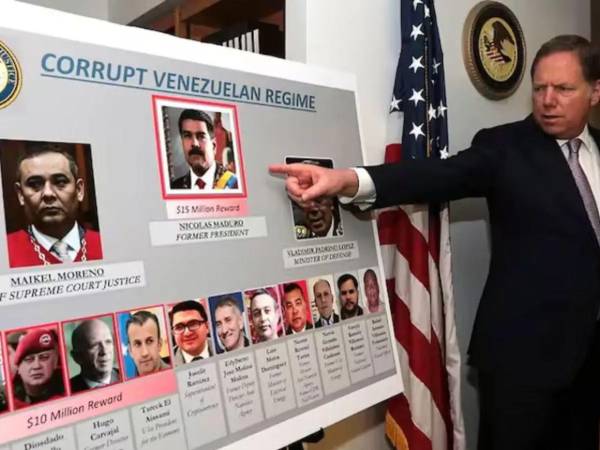 Tras ese anuncio, Diosdado Cabello sostuvo que el «Cartel de los Soles es un invento», que los estadounidenses «inventaron eso y en ese tiempo ha tenido como 300 jefes.