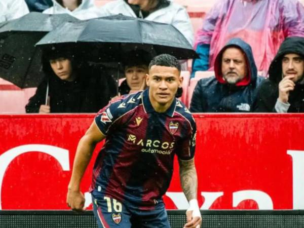 Kervin Arriaga durante un partido de Liga con el Levante.