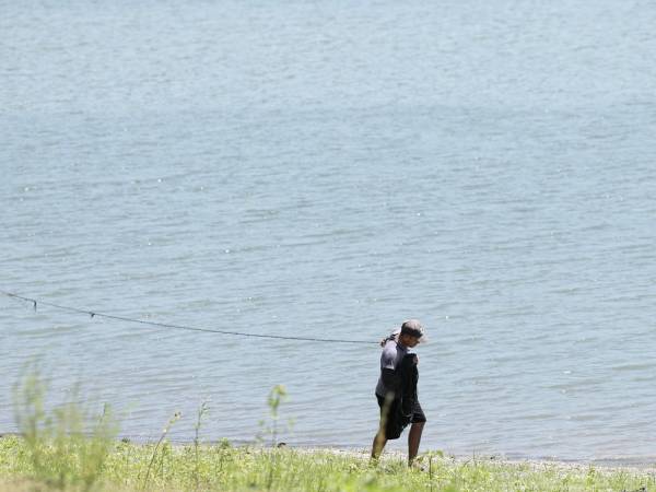 El fenómeno El Niño amenaza el lago Güija, que comparten El Salvador y Guatemala, haciendo peligrar el sustento de las comunidades cercanas que viven de la pesca y la agricultura, y que tienen sus esperanzas centradas en que llueva antes de que finalice noviembre.