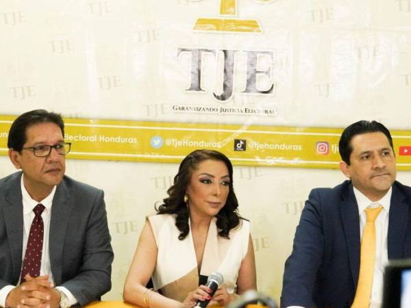 Los magistrados del Tribunal de Justicia Electoral (TJE), Mario Flores Urrutia y Miriam Barahona, presentaron un escrito en la Corte Suprema de Justicia (CSJ) por el antejuicio en su contra.