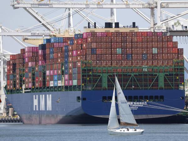 Entonces, el presidente criticó duramente la sentencia del Supremo e impuso un nuevo arancel global temporal del 10 % bajo un nuevo marco legal.