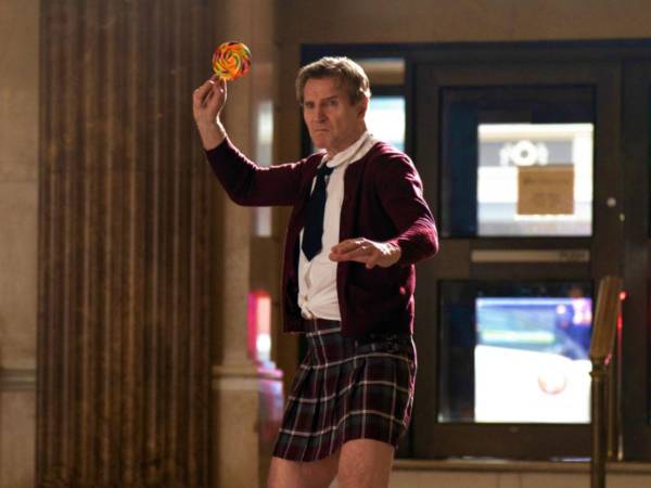 Neeson no había hecho mucha comedia hasta ahora, y la posibilidad de participar en esta nueva versión de The naked gun le llegó de la mano de Seth MacFarlane, productor de la película, que le propuso meterse en la piel de Drebin.