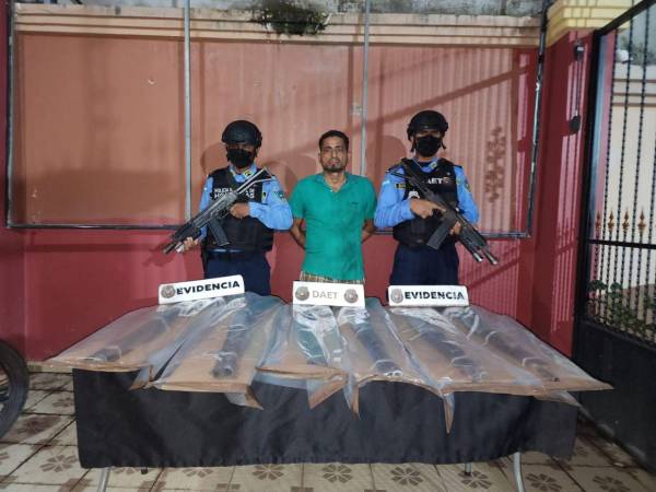 Agentes de la Dirección Anti Extorsión y Asociaciones Terroristas (DAET), capturaron al hombre de 45 años de edad, cuando transportaba las armas en un saco de nylon.