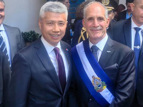Yu Bo, embajador de China en Honduras, junto al presidente Nasry Asfura en su toma de posesión.