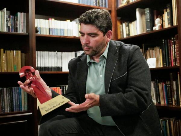 El poeta hondureño Rolando Kattan recibió el Premio Nacional Malinalli, otorgado por la Universidad Juárez Autónoma de Tabasco.