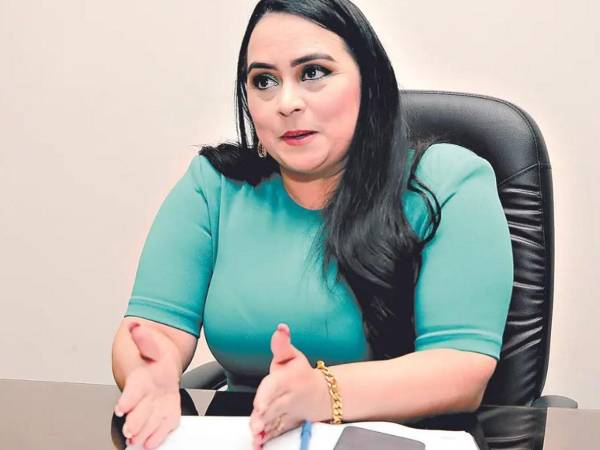 La exfuncionaria habría utilizado su posición de superioridad jerárquica para ejercer presiones y actos de hostilidad contra las víctimas, dice el requerimiento fiscal.