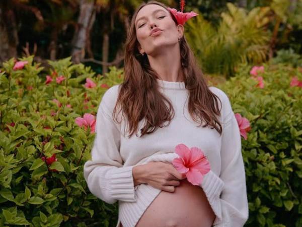 Karlie Kloss y Joshua Kushner anunciaron el nacimiento de su tercer hijo, una niña llamada Rae Florence, nacida el 18 de septiembre de 2025.
