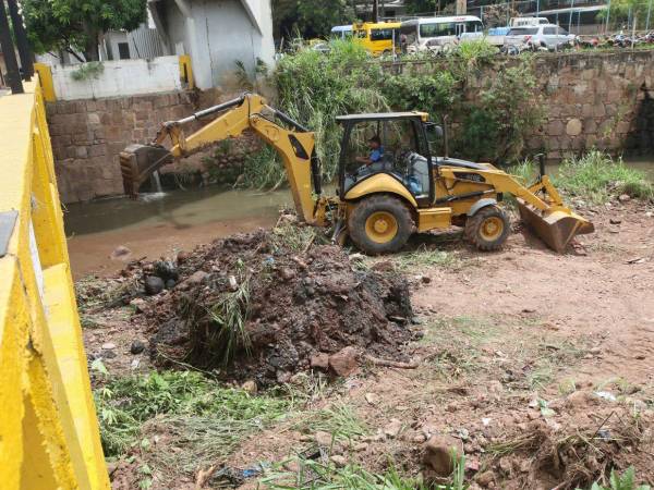 El funcionario indicó que, además de las avenidas principales, los trabajos también se concentran en las quebradas que desembocan en el río Choluteca.