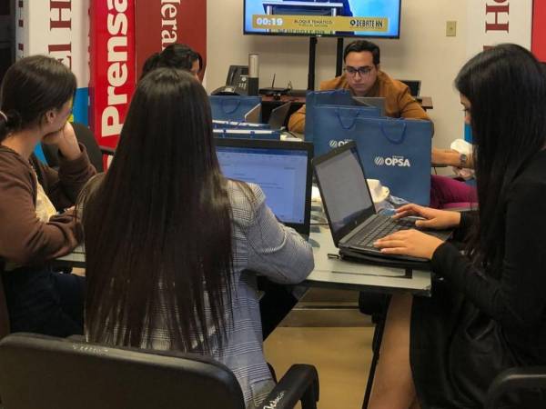 Estudiantes de la UJCV en el Verificatón junto al equipo de EL HERALDO Verifica y LA PRENSA Verifica.