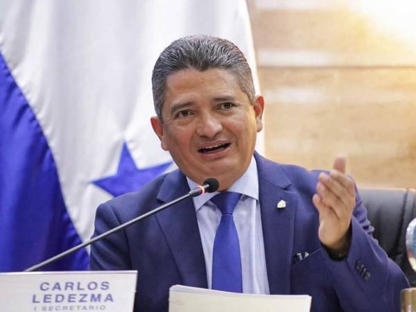 Si la propuesta de juicio político es presentada y avanza, este proceso lleva varias votaciones, explicó.