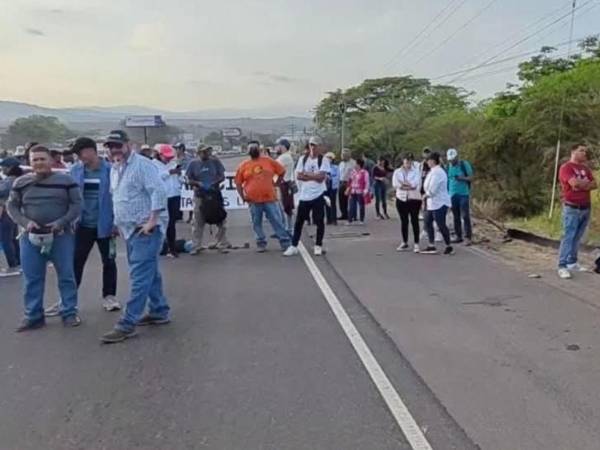 Manifestantes han bloqueado los cuatro carriles de la CA-5, principal carretera de Honduras que conecta Tegucigalpa con San Pedro Sula.