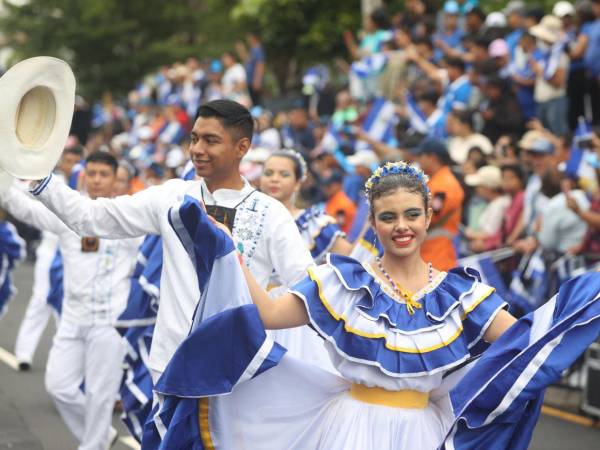 Diferentes instituciones salvadoreñas desfilaron en honor a la patria. Con trajes típicos y diseños coloridos, los estudiantes se mostraron alegres y sonrientes.