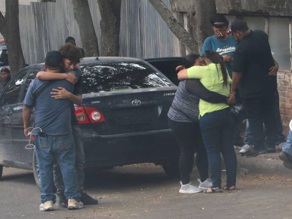 Los familiares de Emanuel Alejandro Flores Coello llegaron a la morgue para retirar sus restos mortales.