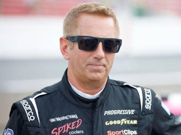 El expiloto de NASCAR Greg Biffle, su esposa y sus dos hijos figuran entre las <b>víctimas </b>mortales.