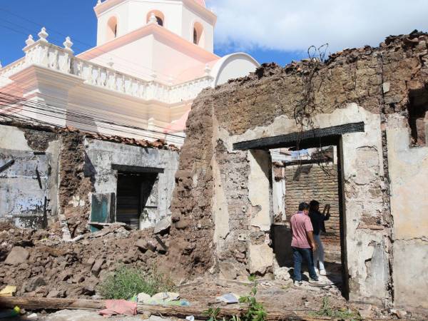 Incendios redujeron a ruinas dos inmuebles emblemáticos del centro histórico de Tegucigalpa. Años después, el abandono y la falta de restauración siguen deteriorando lo poco que quedó.