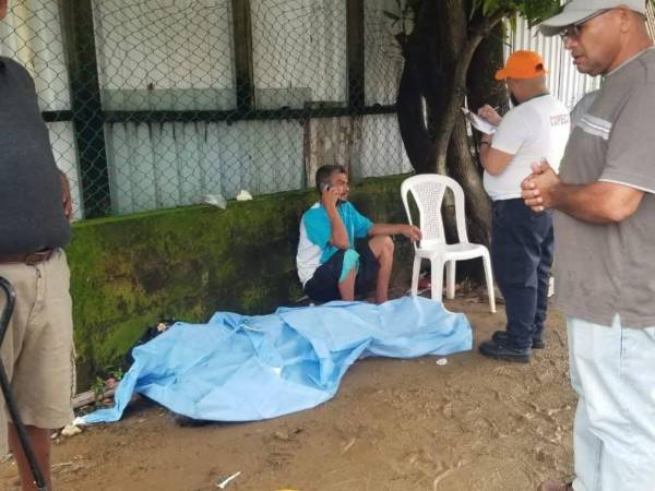 La mujer fue encontrada tendida en una calle de tierra, sin signos vitales. Personas que se encontraban en el lugar alertaron de inmediato a las autoridades.