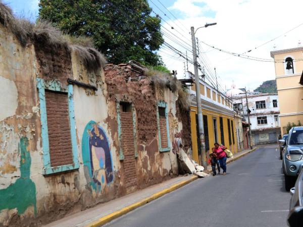 Las paredes de adobe del Museo del Hombre Hondureño comienzan a desplomarse, mientras el inmueble sigue abandonado tras el incendio de 2017.