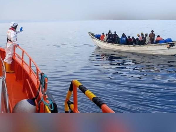 Salvamento rescata a 77 migrantes en una embarcación cerca de Lanzarote, en España.