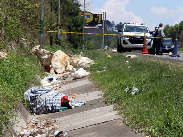 El cuerpo sin vida fue dejado envuelto en varias sábanas, en el kilómetro 9 de la carretera CA-5 norte.