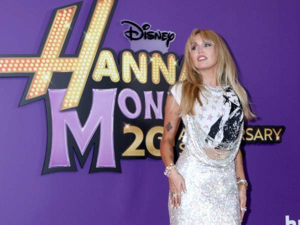 Cyrus recordó una de las canciones de su repertorio titulada 'Walk of Fame', que precisamente honra este famoso boulevar, y cuyo cierre termina con el mantra, vivirás para siempre.