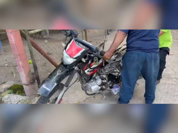 La familia del fallecido llegó al lugar y se llevó el cadáver y la motocicleta.