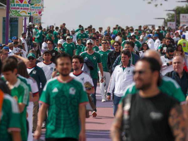 Aficionados animan previo a la inauguración del Mundial, que se realizó en el estadio de Ciudad de México.
