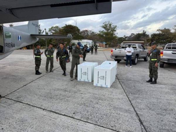 El material tuvo que aterrizar en Roatán porque en Guanaja el aeropuerto fue cerrado.