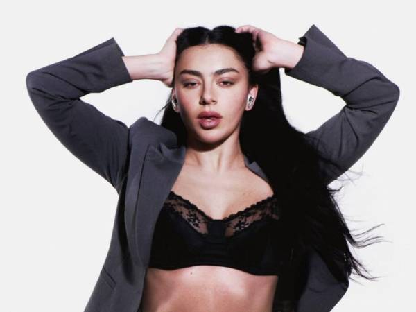 La cantante británica Charli XCX anunció este lunes el lanzamiento de Music, Fashion, Film (Música, moda y cine), su séptimo álbum de estudio, para el próximo 24 de julio, con una portada en la que aparecen el músico John Cale, el diseñador Marc Jacobs y el cineasta Martin Scorsese.