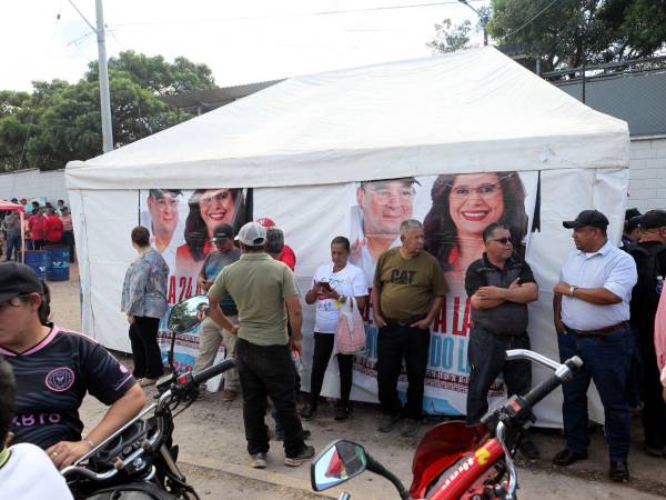 El alcalde capitalino Jorge Aldana aseguró que continúa con sus actividades edilicias pese a permanecer a las afueras del Infop.