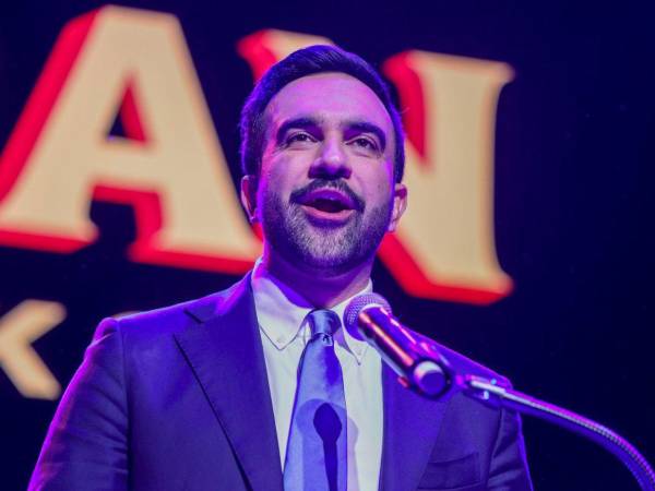 A sus 34 años, Mamdani, que se define como demócrata socialista, logró una aplastante victoria -el 50,4 % de los votos con el 91 % escrutado- con una participación récord desde 1969 pese a los últimos intentos del 'establishment', encabezado por Trump y por magnates como Elon Musk, de frenar su avance con mensajes y dinero. Conozca más sobre Zohran Mamdani a continuación.