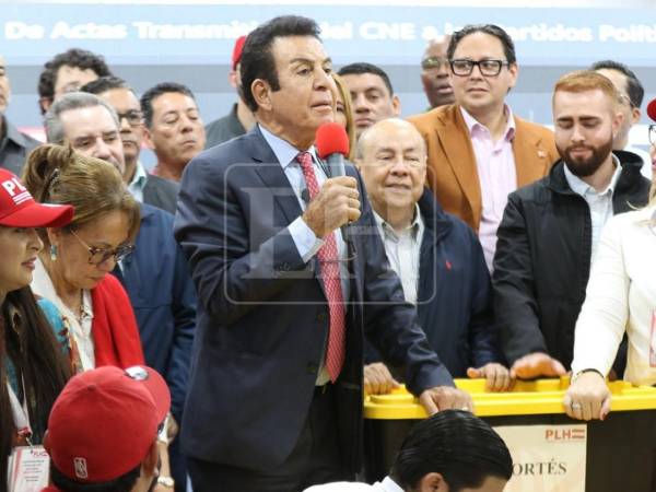 Nasralla acompañó su posteo con dos imágenes de una denuncia de una acta en la que denuncian una supuesta manipulación de votos.