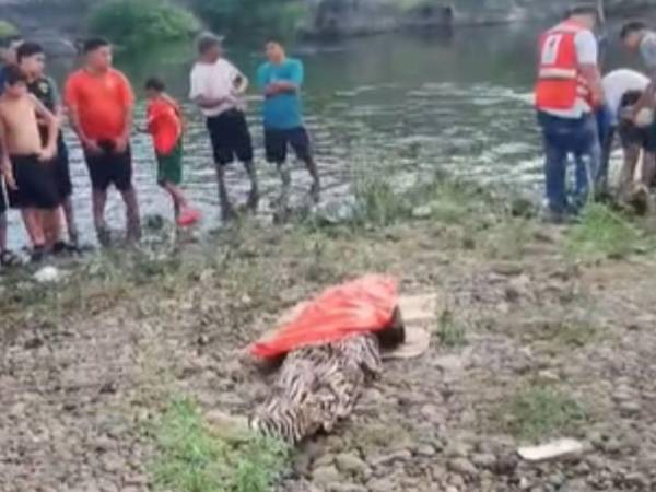 Cuerpos de socorro recuperaron el cuerpo de la víctima en una zona concurrida de San Antonio de Flores, Choluteca.