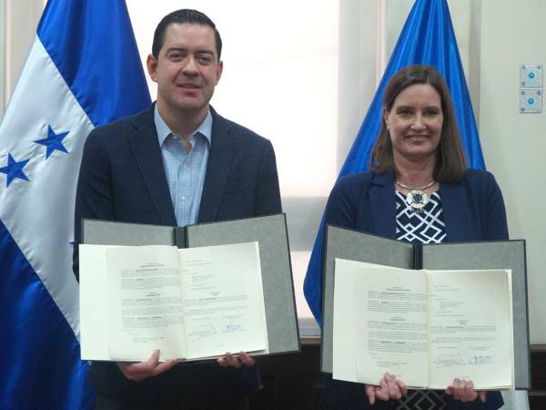 La firma del millonario convenio fue realizada por el secretario de Finanzas, Emilio Hércules, y la representante del Grupo BID en Honduras, Julia Johannsen.