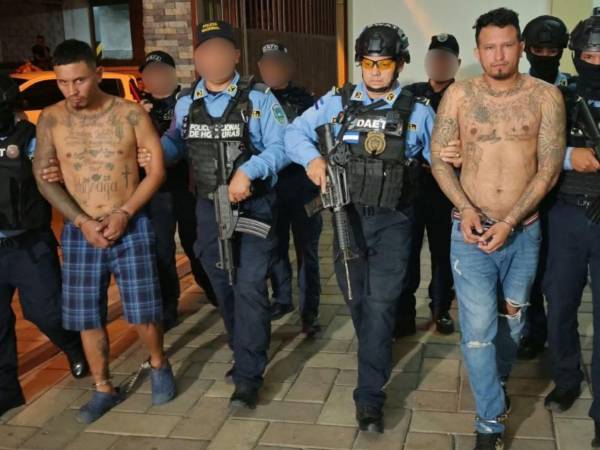 Víctor Alejandro Paguaga Cálix y Christian Wilfredo Hernández Fuentes, custodiados por efectivos policiales.