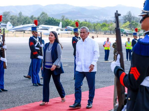 Briceño fue recibido en la Base Aérea Hernán Acosta Mejía por la subsecretaria de Política Exterior, Pamela Handal, quien encabezó el recibimiento en representación del Gobierno del presidente Nasry Asfura.