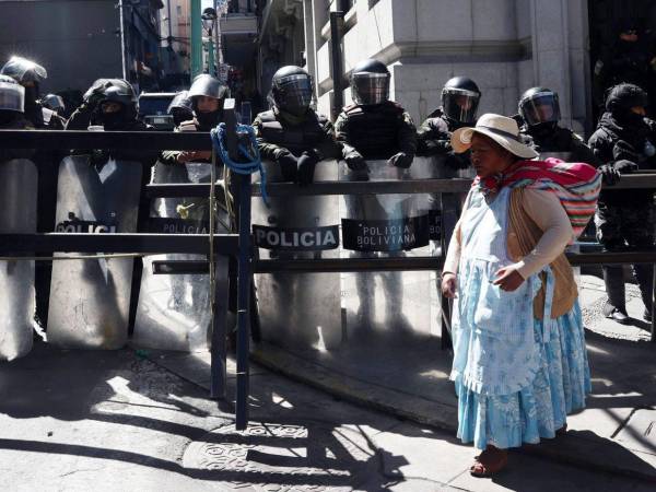 Las protestas y bloqueos de caminos en Bolivia son liderados por sectores campesinos del altiplano, la COB y los seguidores del expresidente Evo Morales (2006-2019), que exigen la renuncia de Paz como su “única” demanda.