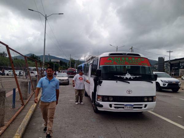 Transportistas estacionaron sus unidades frente a la UNAH como medida de presión contra el IHTT y el retraso en el pago del bono estatal.