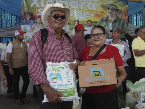 Productores de Juticalpa, Olancho, reciben insumos y equipos del Bono Tecnológico Productivo.