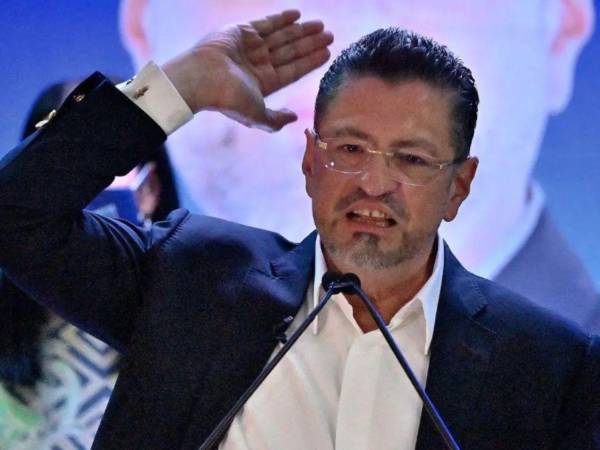 Rodrigo Chaves, presidente de Costa Rica, podría perder el fuero por intromisión política.