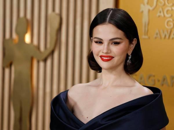 La aparición de Selena Gómez en los Premios SAG 2025 no pasó desapercibida. Con un elegante vestido de Celine que realzaba su figura, la actriz y cantante despertó comentarios sobre su visible transformación física.